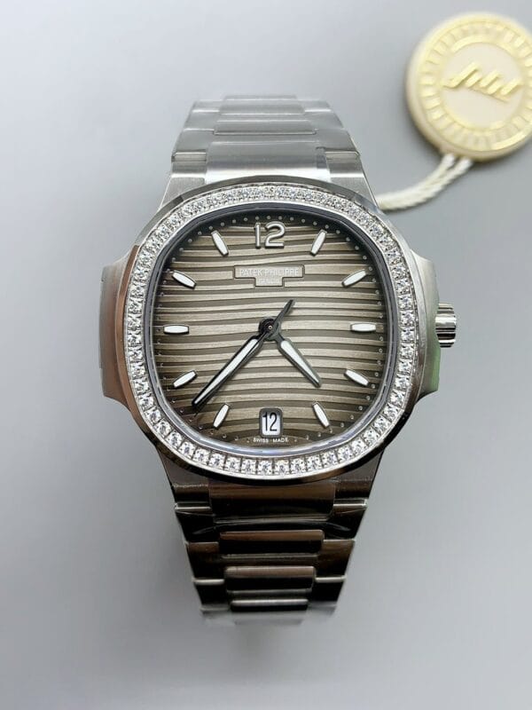 パテックフィリップ ノーチラス グレーストライプダイヤル ダイヤモンドベゼル ステンレススチールブレスレット 1:1スーパークローン