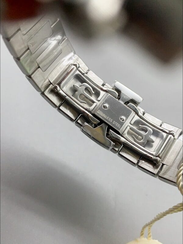 パテックフィリップ ノーチラス グレーストライプダイヤル ダイヤモンドベゼル ステンレススチールブレスレット 1:1スーパークローン