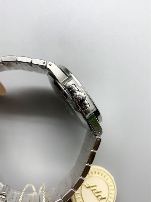 パテックフィリップ ノーチラス グレーストライプダイヤル ダイヤモンドベゼル ステンレススチールブレスレット 1:1スーパークローン