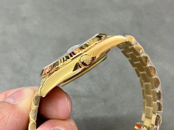 1:1スーパークローン デイデイト ロレックス ウィークリージャーナル 18Kイエローゴールドメッキ カウンターウェイト