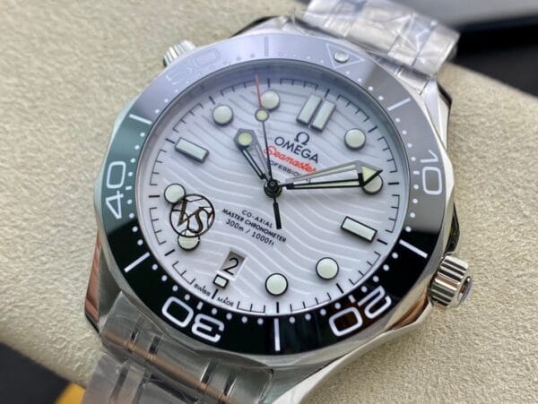 1:1スーパークローン オメガ シーマスター ダイバー300M 42mm ホワイトダイヤル