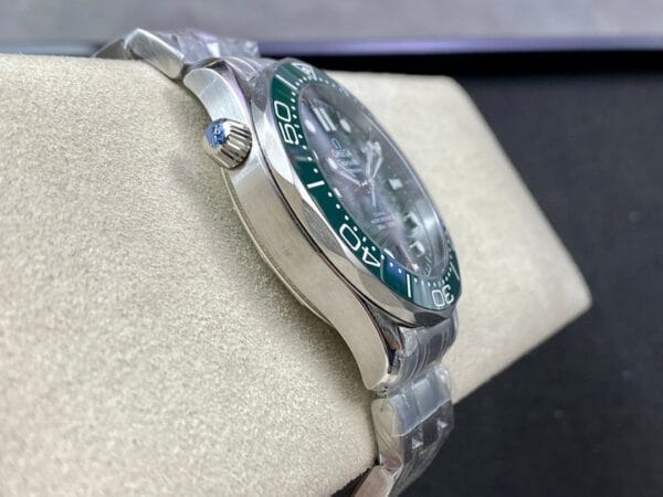 1:1スーパークローン オメガシーマスター ダイバー300M 42mm グリーンダイヤル