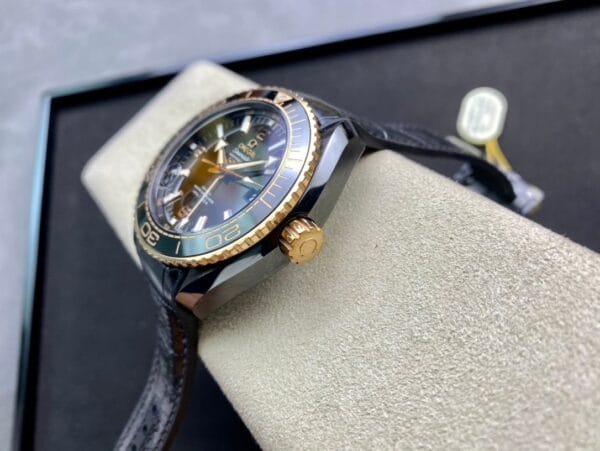 1:1 スーパークローン Omega Chieftain シリーズ ブラックセラミック オーシャンユニバース 600m 品質レビュー