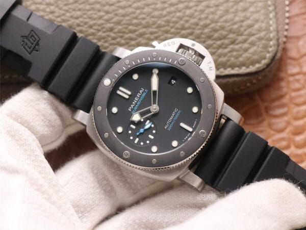 パネライ ルミノール サブマーシブル PAM 683 – 1:1スーパークローン