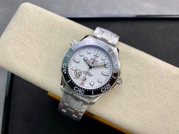 1:1スーパークローン オメガ シーマスター ダイバー300M 42mm ホワイトダイヤル