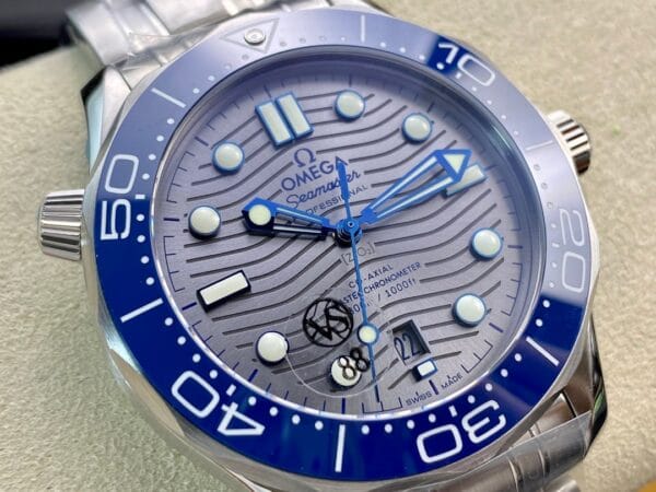オメガ シーマスター ダイバー 300M 42mm シルバーダイヤル & ブルーベゼル